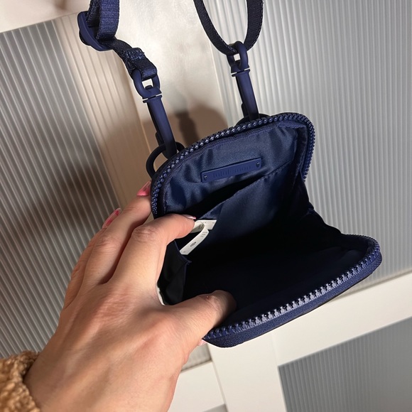 Lululemon zip-top crossbody bag - Picture 6 of 8